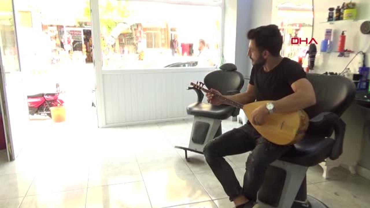 BURSA Bu kuafördeki müşteriler, sazlı sözlü tıraş oluyor