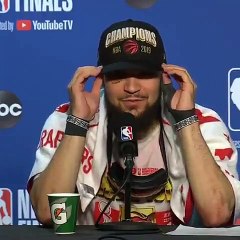 Kyle Lowry s'incruste parmi les journalistes pour poser une question à Fred VanVleet