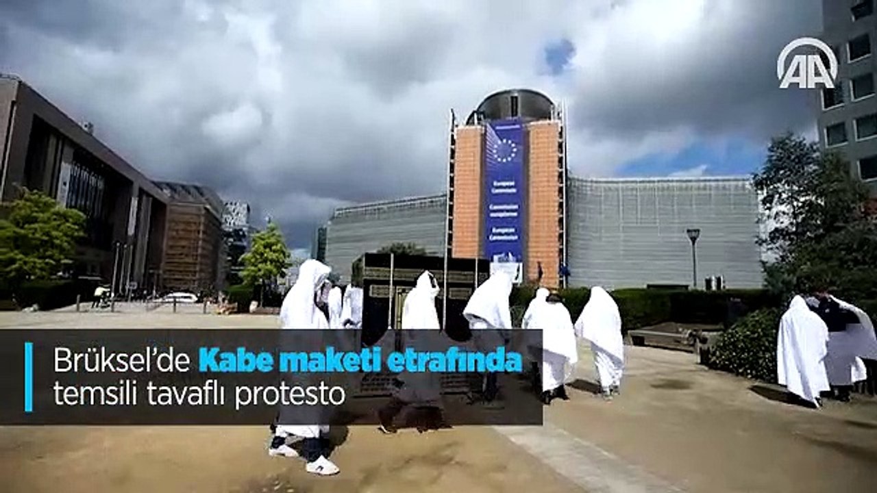 Kabe maketi etrafında temsili tavaflı protesto