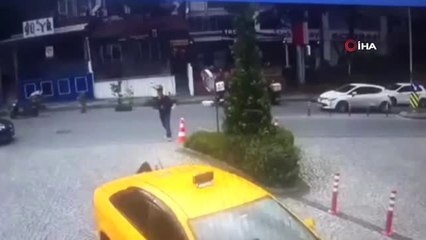 Maslak'ta taksicinin yolda yürüyen genç kızı ezme anı kamerada