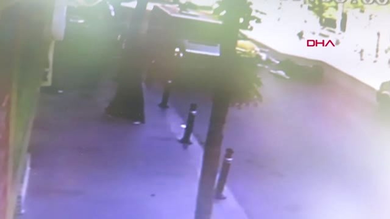 BAĞCILAR'DA MOTOSİKLET İLE TAKSİNİN ÇARPIŞMASI KAMERADA