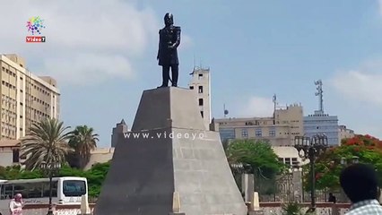 موظفو المحليات بالإسكندرية يدهنون تمثال الخديوي التاريخي بالـ "دوكو"