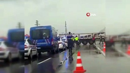 D-100’de kontrolden çıkan tır bariyerlere çarptı: 1 yaralı