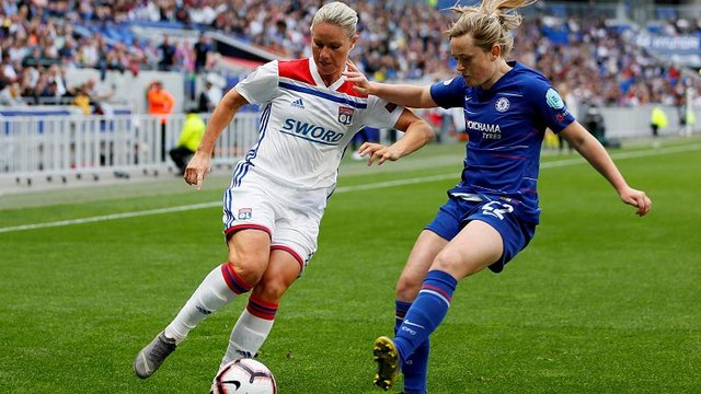 Футбол с женским лицом