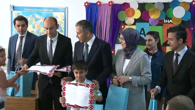 İstanbul’da öğrenciler karne sevincini yaşadı