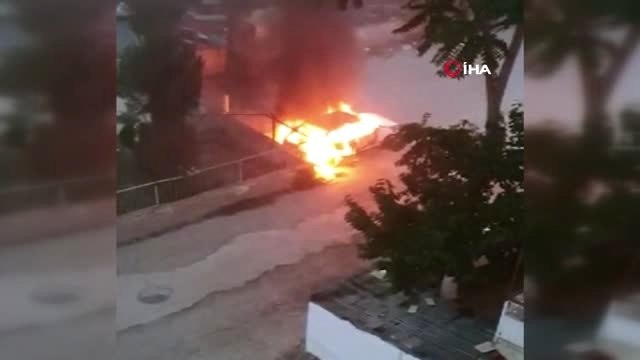 Park halindeki araç alev alev böyle yandı