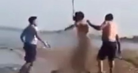 Sahilde çırılçıplak dolaşan Suriyeliye vatandaşlardan sert tepki