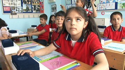 Öğrenciler karnelerini Bakan Selçuk’un elinden aldı