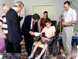Kaymakam Serkan Keçeli SMA  hastası öğrenciye evinde karnesini verdi