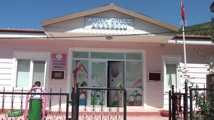 "Mendilim Kekik Kokuyor" filminin başrol oyuncusu Wilma Elles karne dağıttı