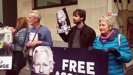 - Mahkeme Önünde Assange İçin Protesto