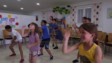 Kampet verore në Elbasan, Qendrat i hapin për fëmijët që s’i përballojnë dot me para