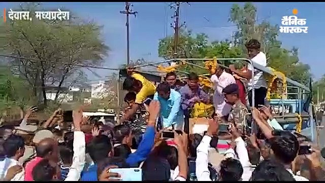 पुष्पवर्षा कर शहीद दी विदाई, खेत में बन रहे घर के पास राजकीय सम्मान के साथ हुआ अंतिम संस्कार