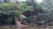 VÍDEO: Encuentra las 3 locuras que hace este camión al vadear este río