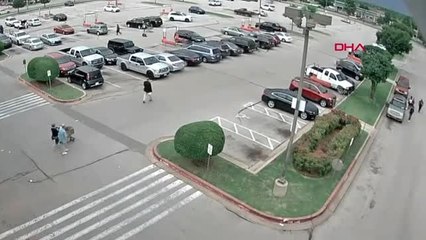 DHA DIŞ - İçinde bebeğin olduğu puseti alıp yere fırlattı