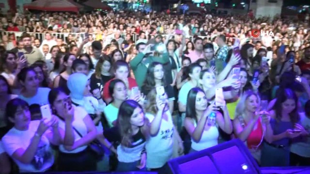 Ünlü sanatçı Zeynep Dizdar engelli kızla düet yaptı