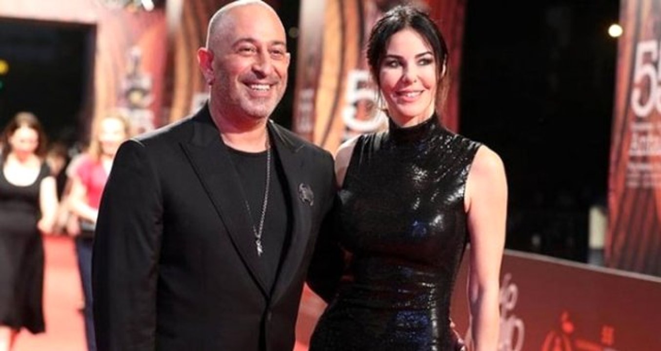 Cem Yılmaz ve Defne Samyeli sahneye çıkıp şarkı söyledi