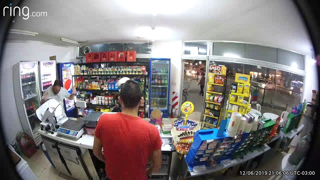 Ladrão tenta assaltar loja de conveniência mas dispara sobre si mesmo