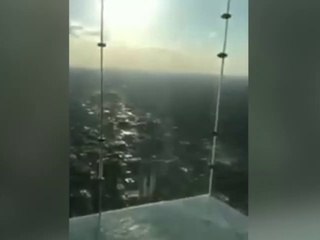 El susto tremendo tras agrietarse el suelo de cristal de un rascacielos en Chicago
