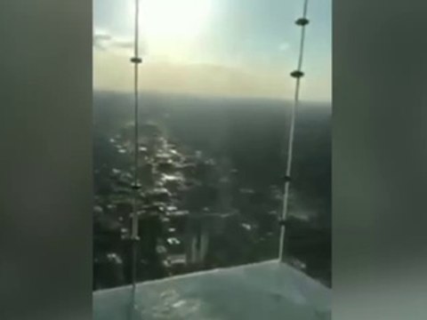El susto tremendo tras agrietarse el suelo de cristal de un rascacielos en Chicago
