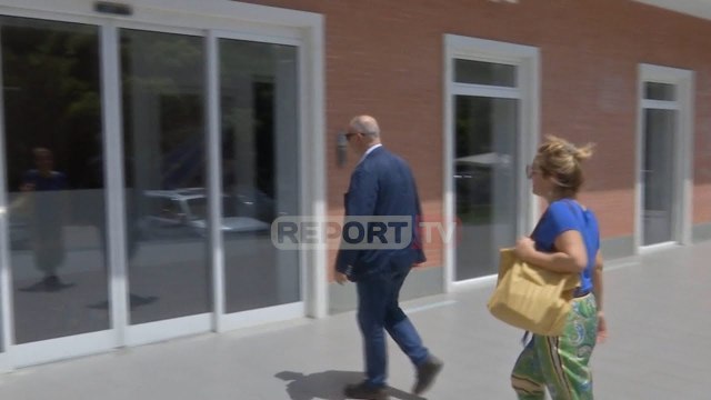 Report TV - Monika Kryemadhi i shkon Bashës me 'pizhame' në takim