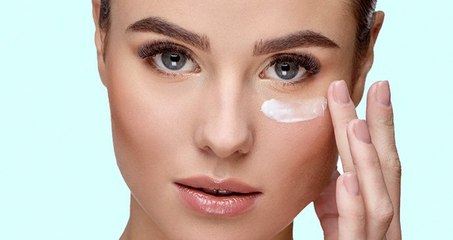 6 أخطاء تقومين بها عند تطبيق كريم  العينين هي السبب وراء انتفاخها