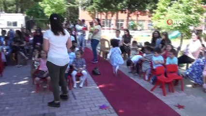 Öğrenciler karnelerini ünlü oyuncu Wilma Elles'in elinden aldı