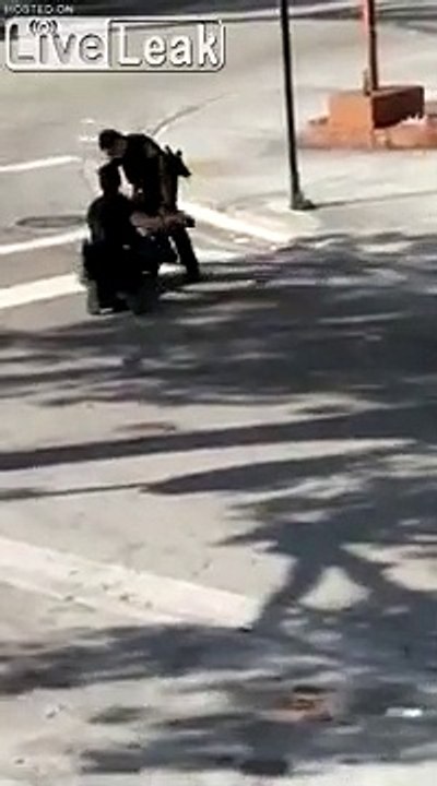 Ce policier utilise son taser sur son collègue par erreur !