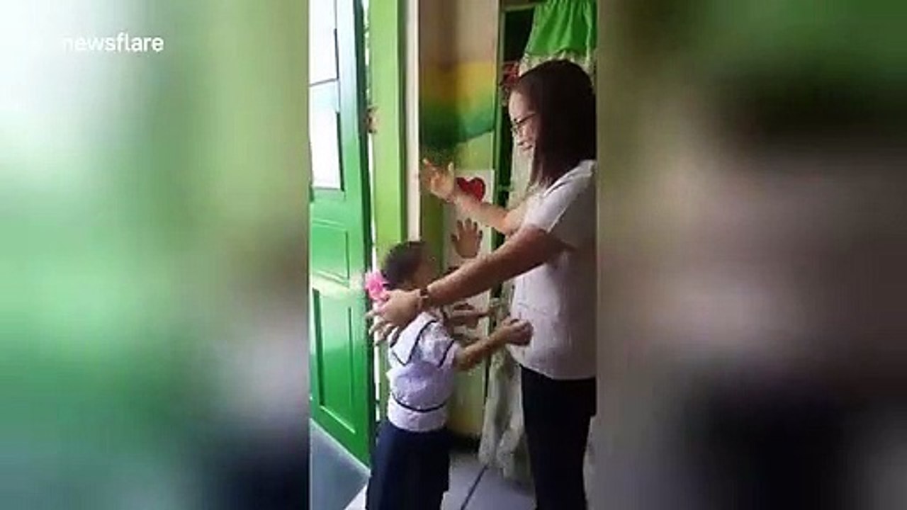 A l'école ces enfants choisissent comment dire bonjour à la maitresse !