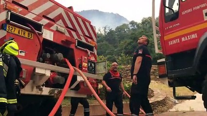 Les pompiers luttent contre l'incendie du Lavandou