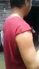 Un homme essaye de vider l’eau de sa maison pendant des inondations