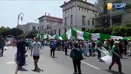 شاهد..أطول "علم جزائري" يجوب شوارع العاصمة في الجمعة الـ 17 من الحراك