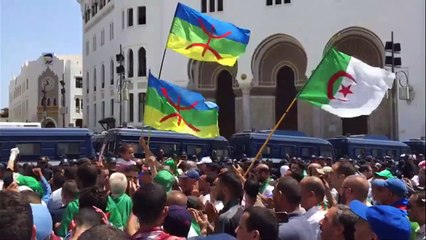 الجزائريون يواصلون الحراك الشعبي وسط توقيفات واعتقالات لمسؤولين