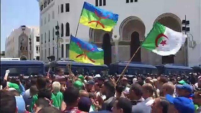 الجزائريون يواصلون الحراك الشعبي وسط توقيفات واعتقالات لمسؤولين