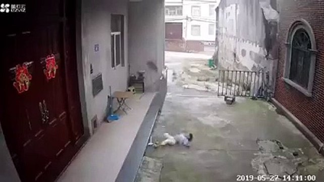 un garçon tombe d'un balcon et n'a miraculeusement pas été blessé