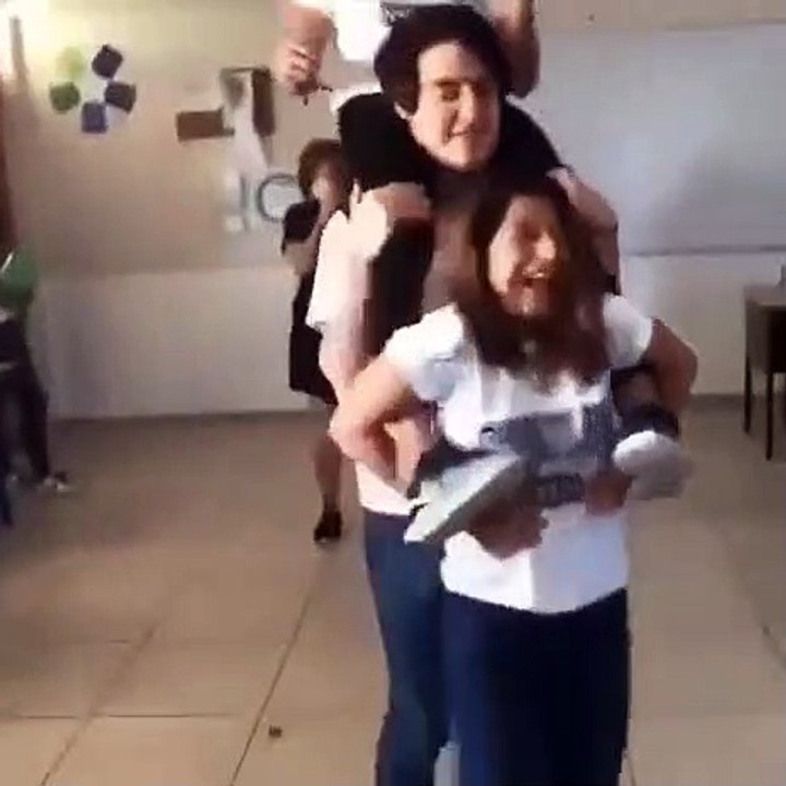 Voici ce qui se passe quand on laisse des élèves seuls dans la classe