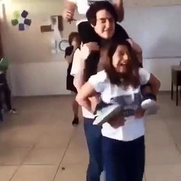 Voici ce qui se passe quand on laisse des élèves seuls dans la classe