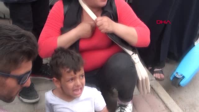 AFYONKARAHİSAR Posta dağıtım aracı çocuğa çarptı, annesi sarılıp ağladı