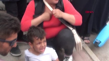 AFYONKARAHİSAR Posta dağıtım aracı çocuğa çarptı, annesi sarılıp ağladı