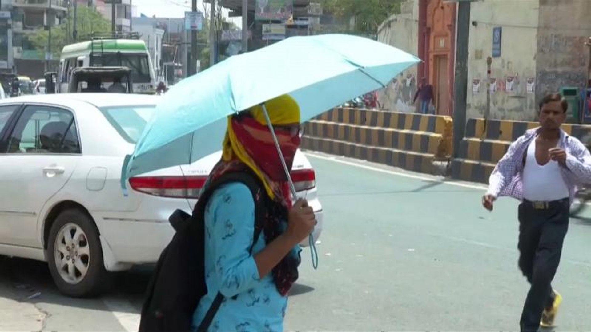 ⁣Жители Индии изнывают от жары