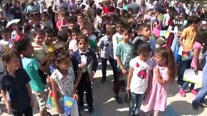 Doğduğundan beri saçlarını kestirmediği için görenlerin kız çocuğu zannettiği Baran da karnesini aldı