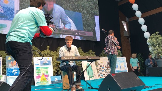 Vianney chante pour fêter les différences