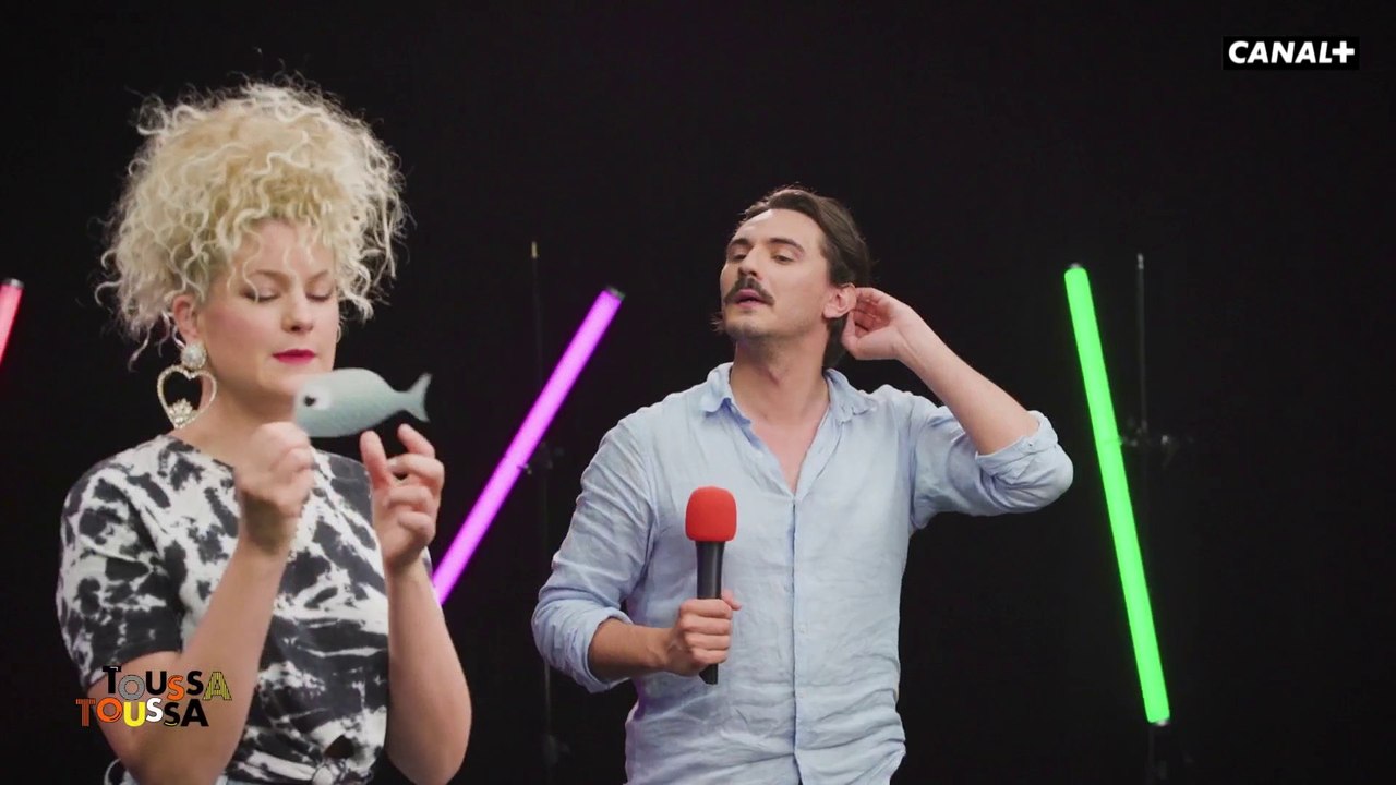 Duel de KaraoPASoké entre la chanteuse Corine et Tony dans Toussa Toussa