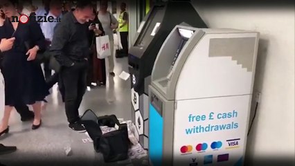 Londra, il bancomat sputa banconote da 20 sterline | Notizie.it