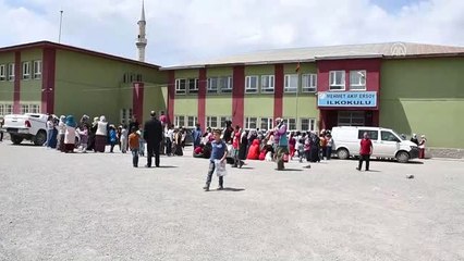 İzmirli ev kadınlarından Ağrılı öğrencilere karne hediyesi