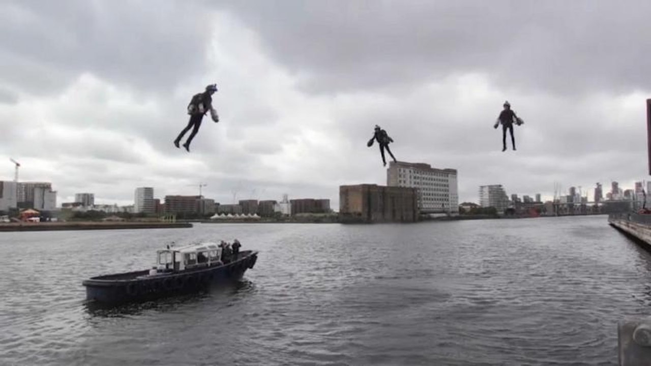 Des hommes volants en jet-suit au dessus de la Tamise