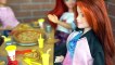 Barbie Restaurante de Pizza Hut - Las Hijas de Elsa y Anna Comen Pizza con sus Amigos