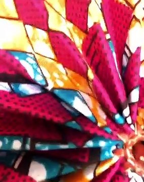 Cette jeune femme récite un magnifique Poème dédié à la nature et aux femmes. Ecoutez !