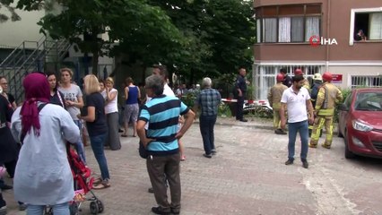 Kadın sürücü vitesleri karıştırdı, oğluyla bahçeye düştü