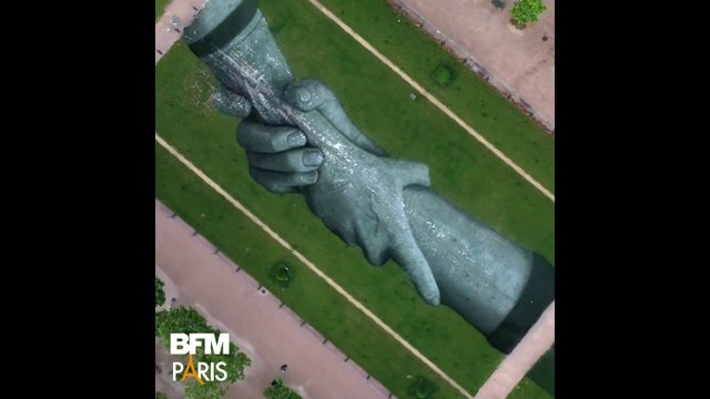 Au pied de la Tour Eiffel, cette fresque rend hommage au sauvetage humanitaire
